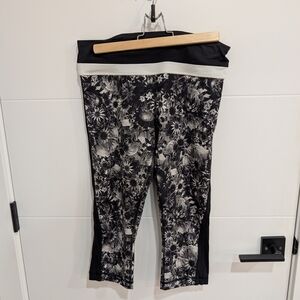 Lululemon Up the Pace Crop Flowabunga Black White Sunflower Crop | Sz 8